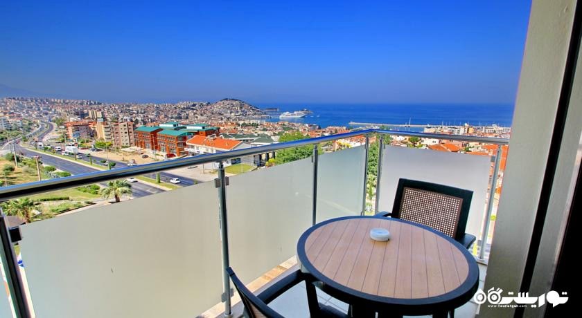 چشم انداز دریا از بالکن اتاق